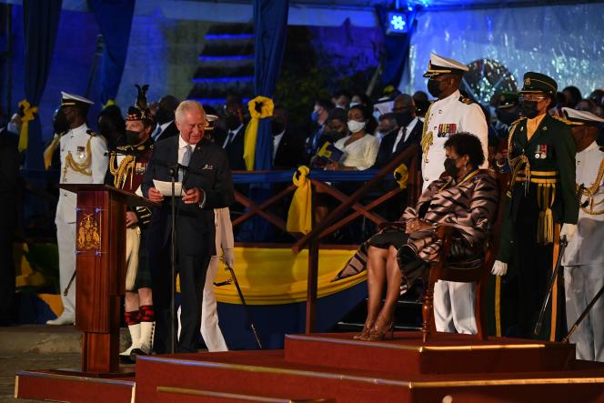 Le prince Charles (à gauche), lors de la cérémonie de prestation de serment de la première présidente de la Barbade, Dame Sandra Mason (assise à droite), à Bridgetown, le 30 novembre 2021.