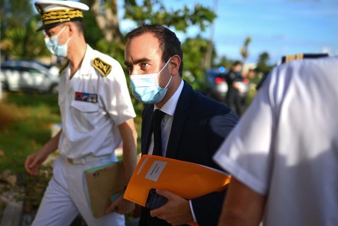 Le ministre des outre-mer, Sébastien Lecornu, à Baie-Mahault, le 28 novembre 2021, date de son arrivée à la Guadeloupe, où il doit notamment rencontrer des élus locaux et l’intersyndicale après une semaine d’agitation sociale dans l’île française.