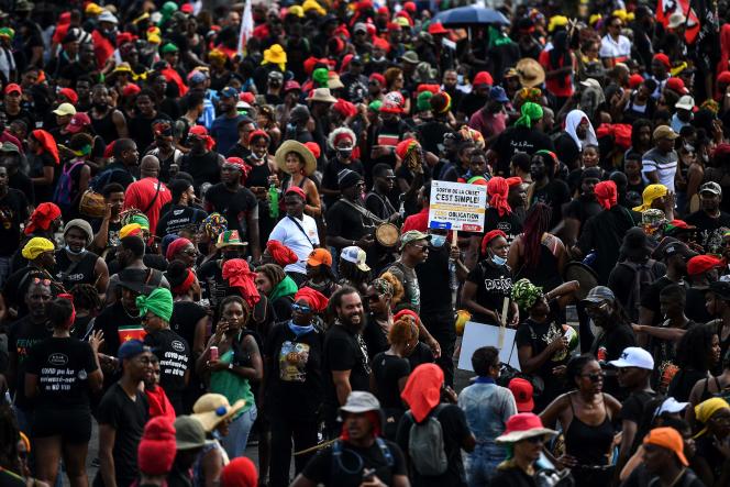 Marche contre la vaccination obligatoire des soignants et des pompiers aux Abymes, près de Pointe-à-Pitre, en Guadeloupe, le 27 novembre 2021.