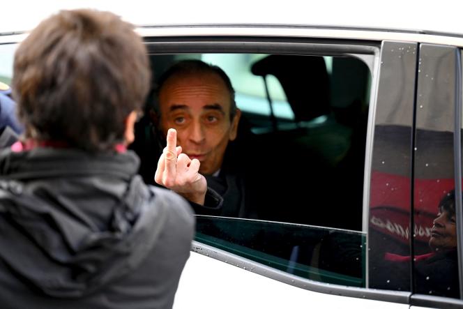 Eric Zemmour répond au doigt d’honneur que lui avait adressé une passante, à Marseille, le 27 novembre 2021.