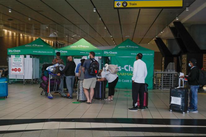 Des voyageurs dans l’attente de subir un test PCR à l’aéroport international OR Tambo à Johannesburg, le 27 novembre 2021.