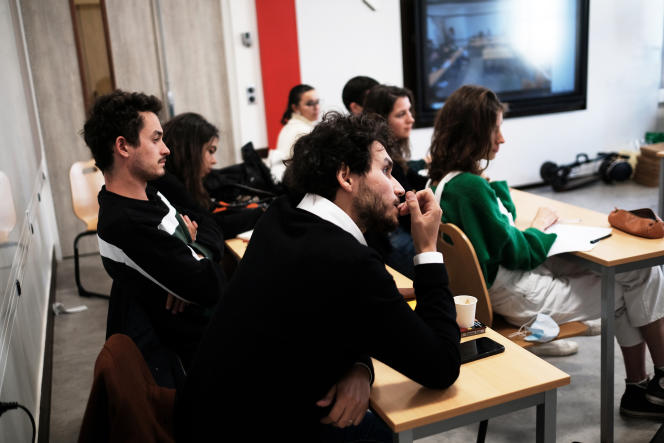 Les jeunes du groupe « Regards de la jeune génération sur les mémoires franco-algériennes », à Sciences Po Paris, le 9 octobre 2021.