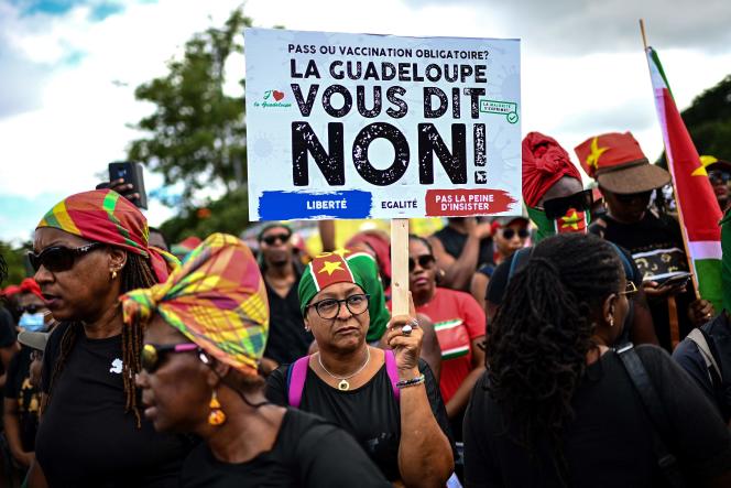 Entre 2 000 et 3 000 personnes ont participé, samedi 27 novembre, à une manifestation, partie du CHU de Pointe-à-Pitre, afin de demander la levée totale de l’obligation vaccinale pour les soignants et les pompiers.