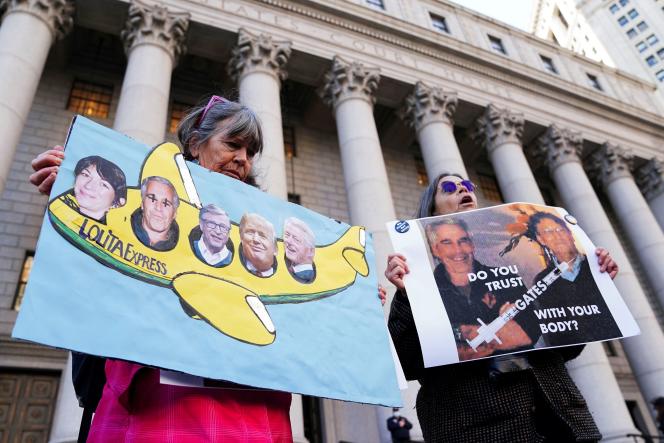 Des manifestants devant le tribunal fédéral de Manhattan, au premier jour du procès de Ghislaine Maxwell, à New York, le 29 novembre 2021.